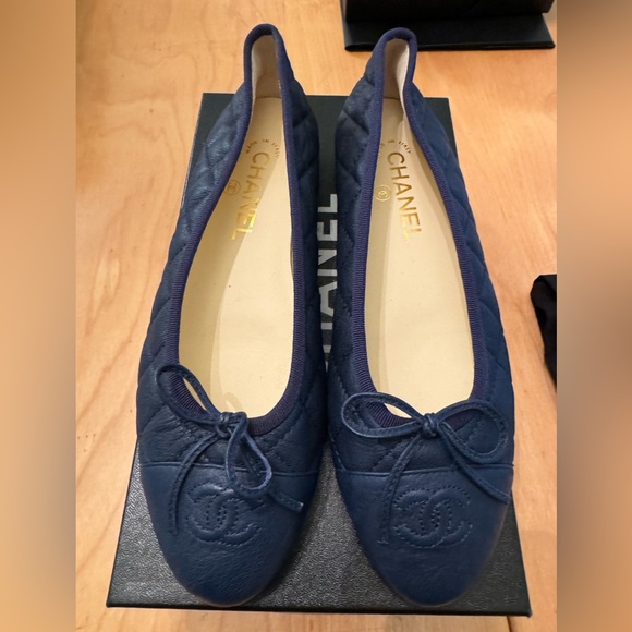 NIB AUTH CHANEL 23S LAMBSKIN & BLUE INTERLOCKING CC LOGO BALLET FLAT - Picture 1 of 4